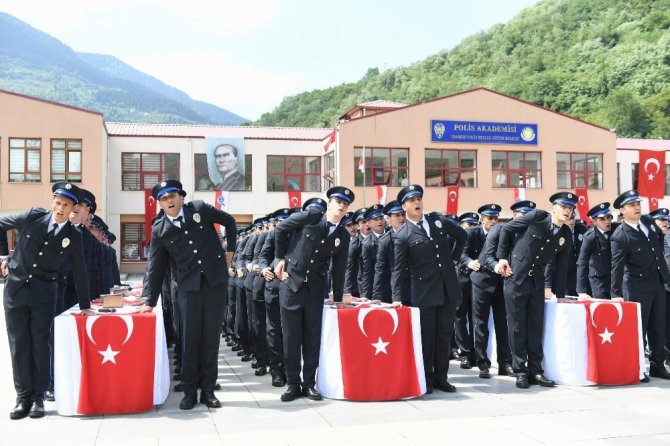 Trabzon Polis Meslek Eğitim Merkezi Yeni Mezunlarını Verdi