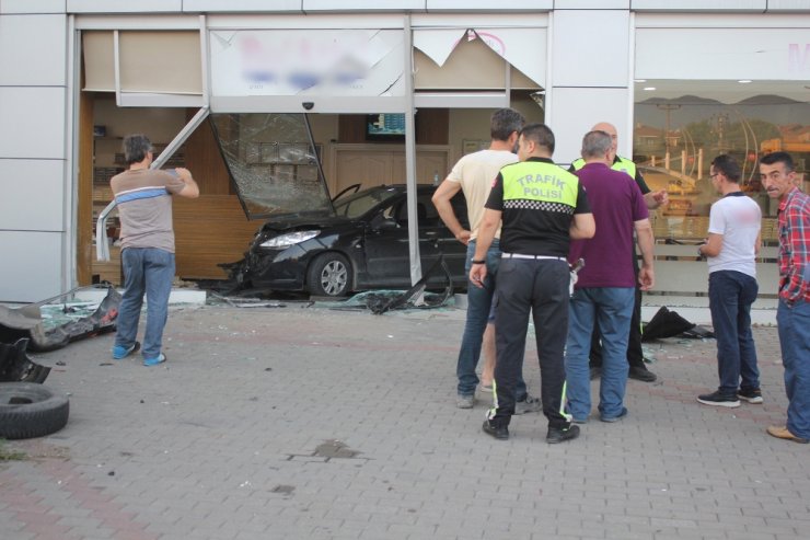 Otomobil Dükkana Girdi, Müşteriler Ölümden Döndü