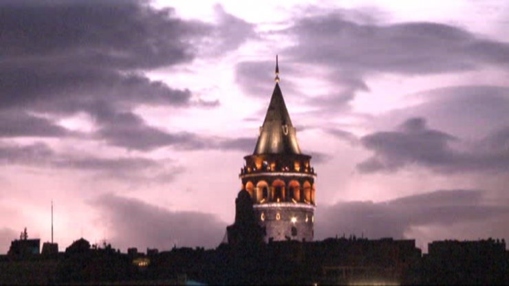 İstanbul’da Geceyi Şimşekler Aydınlattı