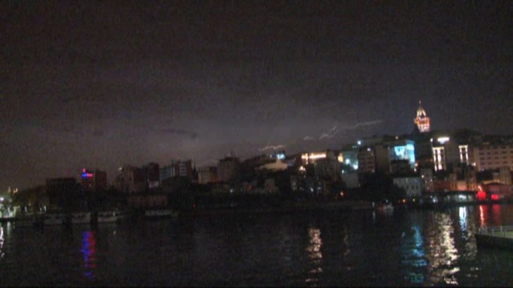 İstanbul’da Geceyi Şimşekler Aydınlattı