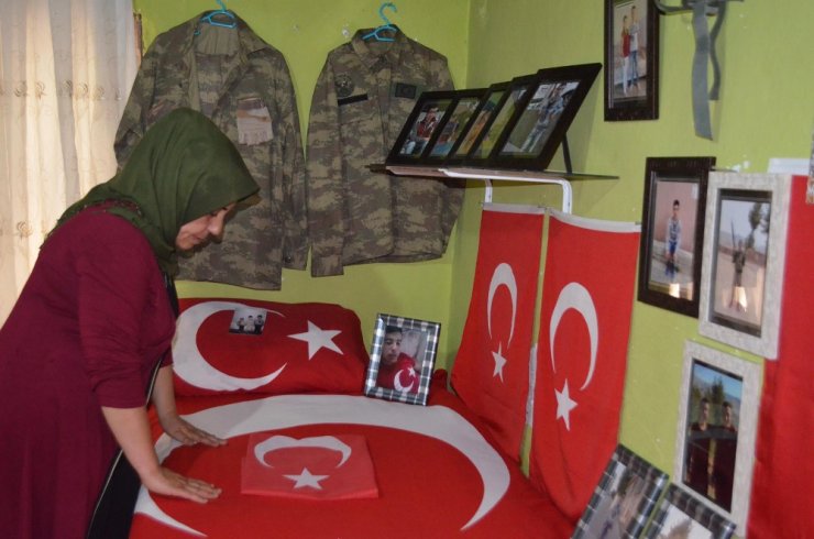 Şehit Oğlunun Eşyalarını Odasında Muhafaza Ediyor