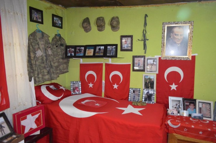 Şehit Oğlunun Eşyalarını Odasında Muhafaza Ediyor