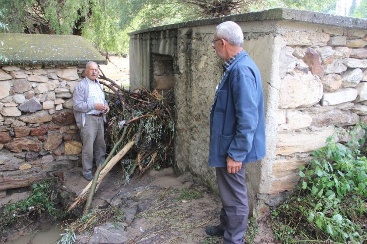 Sel ’Alpanos Hamamı’nı Kullanılamaz Hale Getirdi
