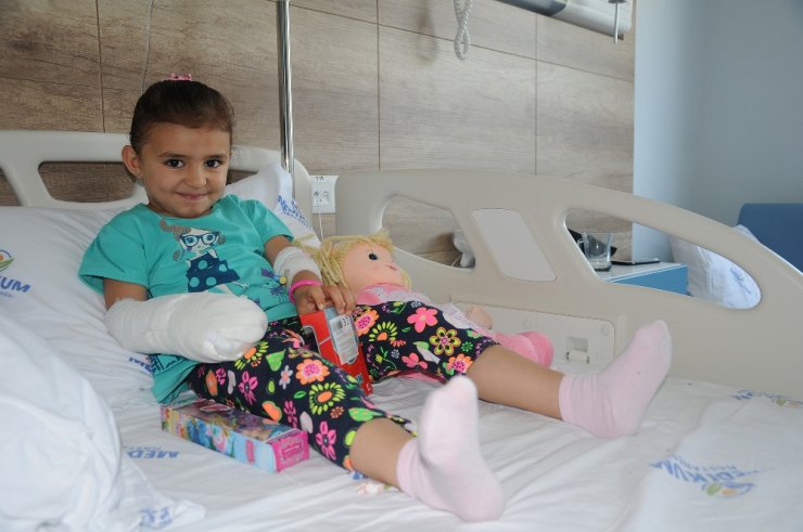 Küçük Zeynep Artık Parmaklarını Kullanabilecek