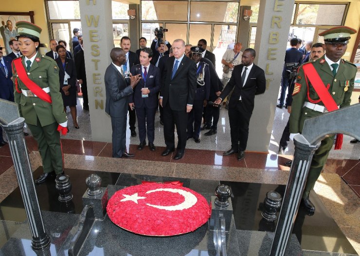 Erdoğan, Zambiya’da Cumhurbaşkanlığı Kabristanı’nı Ziyaret Etti