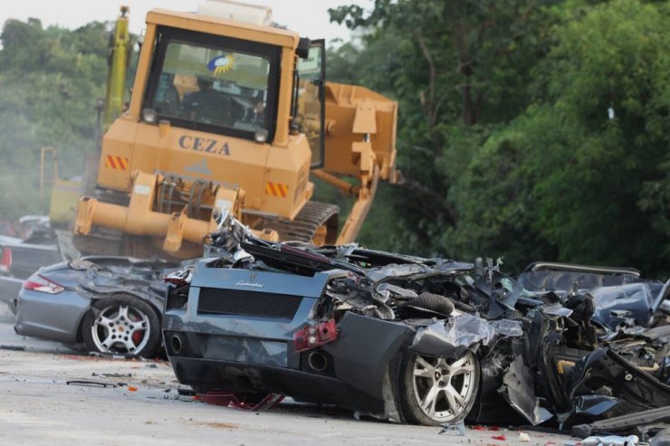 Gümrük Kaçağı Lüks Otomobiller Un Ufak Edildi