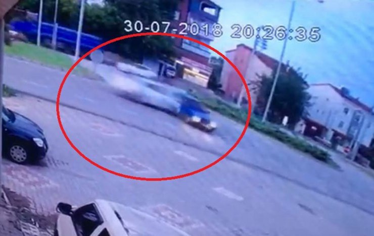 Araç İkiye Bölündü: 2 Ölü, 5 Yaralı