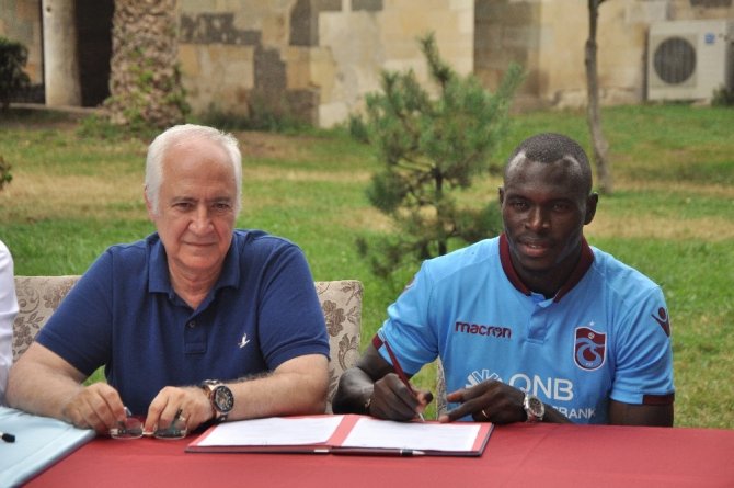 Trabzonspor’da Zargo Toure Sözleşme İmzaladı