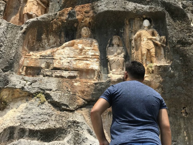 2.400 Yıllık ’Adam Kayalar’ Hayran Bırakıyor