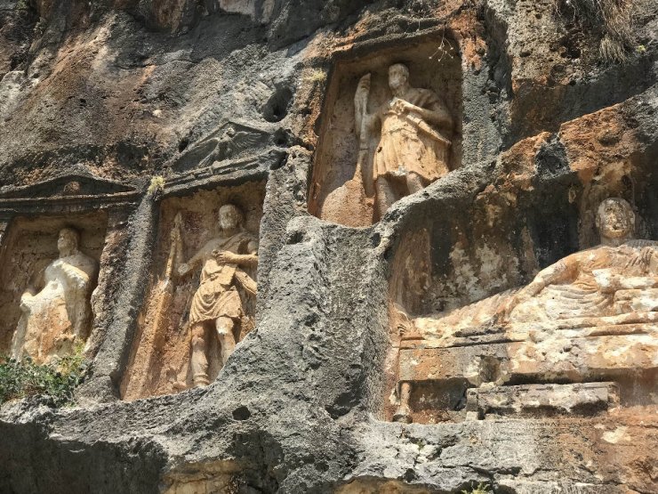 2.400 Yıllık ’Adam Kayalar’ Hayran Bırakıyor
