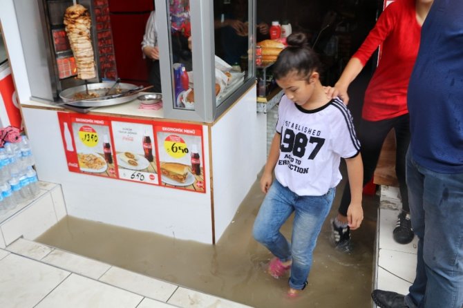 Rize’de Şiddetli Yağış Nedeniyle Dükkanları Su Bastı