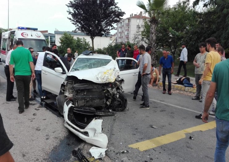 Ordu’da Ticari Taksi İle Otomobil Çarpıştı: 8 Yaralı