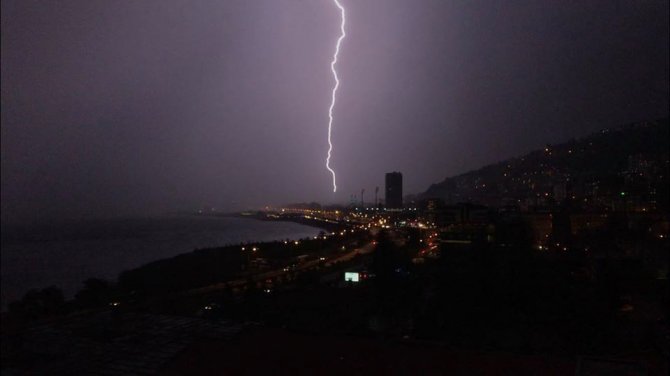 Giresun’da Şimşekler Gökyüzünü Aydınlattı