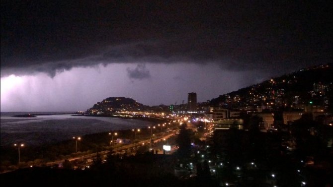 Giresun’da Şimşekler Gökyüzünü Aydınlattı