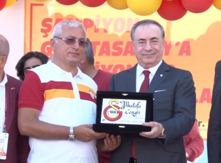 Galatasaray Bayrağı Şampiyonlar Anıtı’na Çekildi