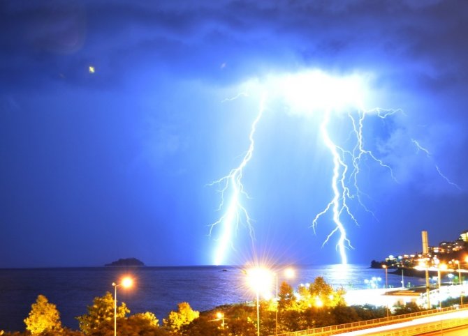 Giresun’da Yıldırımlar Geceyi Aydınlattı