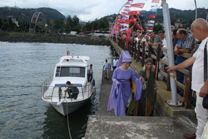 Festivalde Halka Tereyağlı 12 Kiloluk Ekmekler İkram Edildi