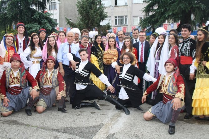 Festivalde Halka Tereyağlı 12 Kiloluk Ekmekler İkram Edildi