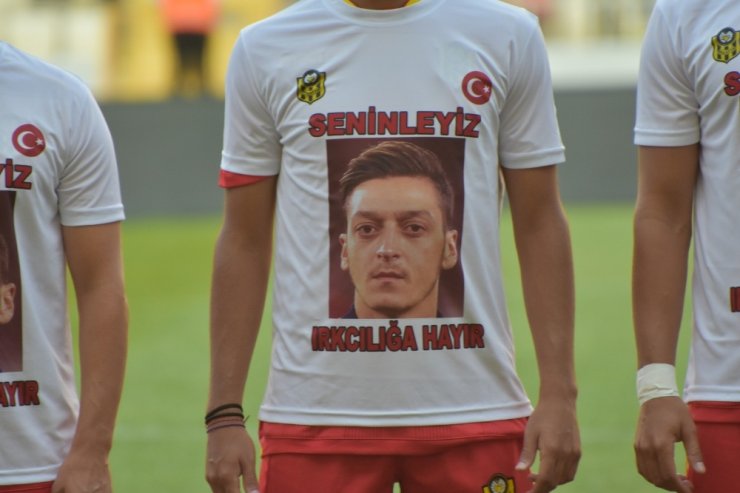 Sahaya Özil Tişörtüyle Çıktılar