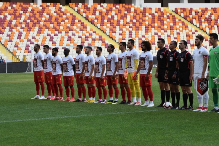 Sahaya Özil Tişörtüyle Çıktılar