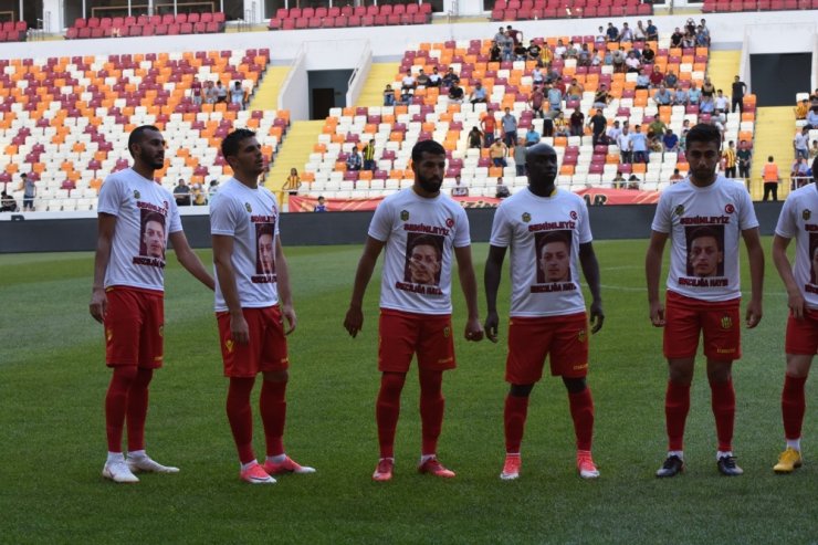 Sahaya Özil Tişörtüyle Çıktılar