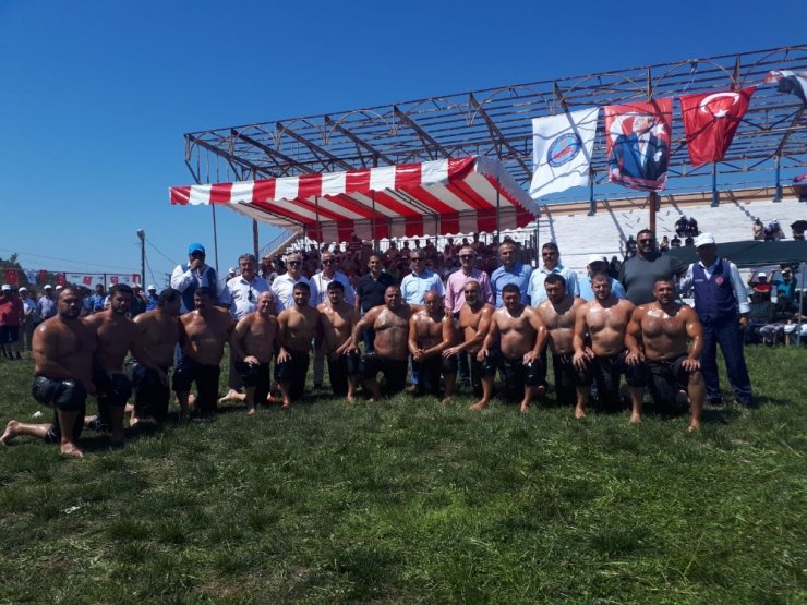 Dağköy Yağlı Güreşleri’nde Başpehlivan Serhat Gökmen