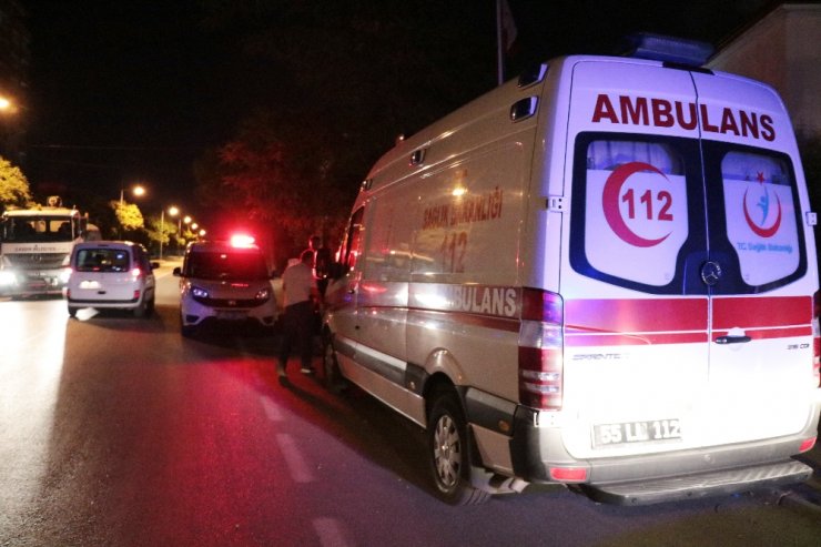 Taşlarla Ambulansın Camlarını Kırdılar