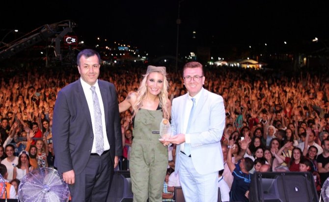 İrem Derici Vakfıkebir’i Salladı