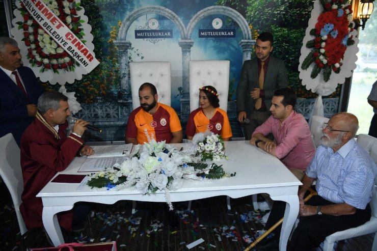 Nikah Masasına Formalarıyla Oturdular