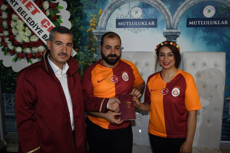 Nikah Masasına Formalarıyla Oturdular