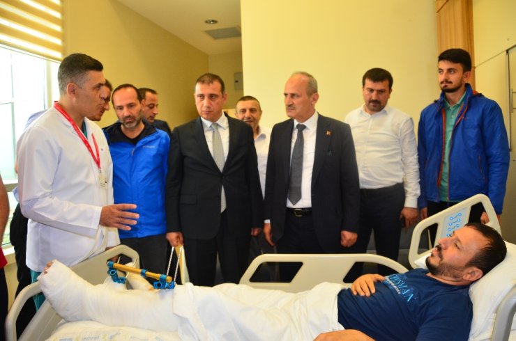 Bakan Yaralıları Ziyaret Etti