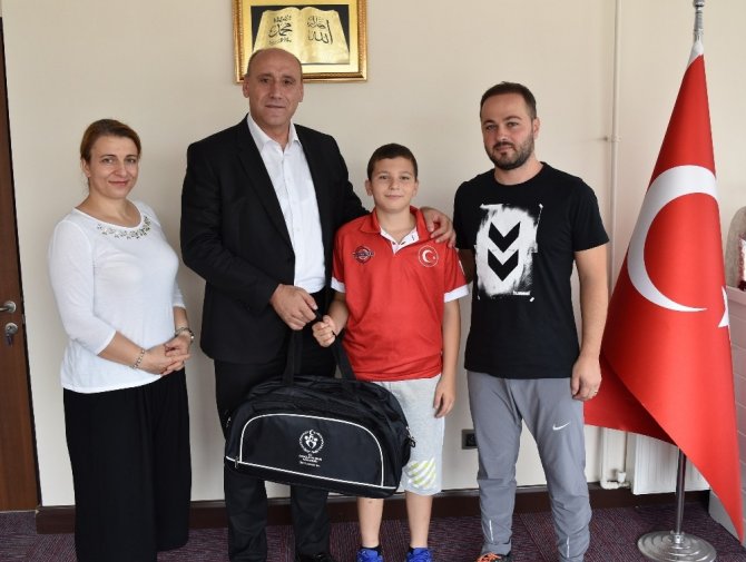 10 Yaşındaki Mehmet Efe’nin Gözü Türkiye Ve Dünya Şampiyonluklarında