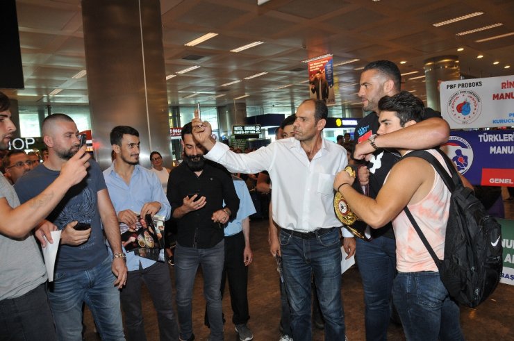Şampiyon Boksörden Özil’e Destek