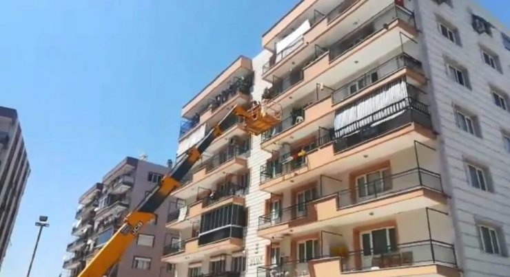 Gelin Baba Evinden Vinçle Çıktı