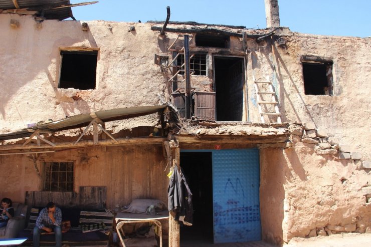 Yangında Evleri Kül Olan 6 Kişilik Aile Sokakta Kaldı