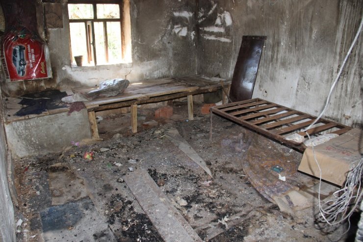 Yangında Evleri Kül Olan 6 Kişilik Aile Sokakta Kaldı