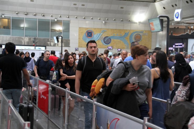 Tatilciler Havalimanında Uzun Kuyruklar Oluşturdu