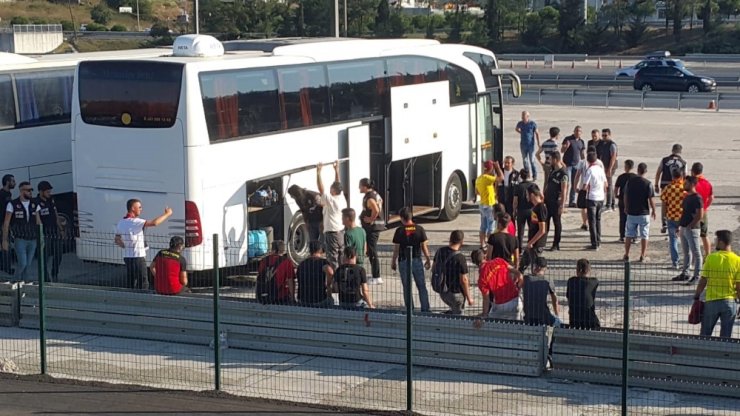 Göztepe Taraftarları Polis Eşliğinde Stada Gönderildi
