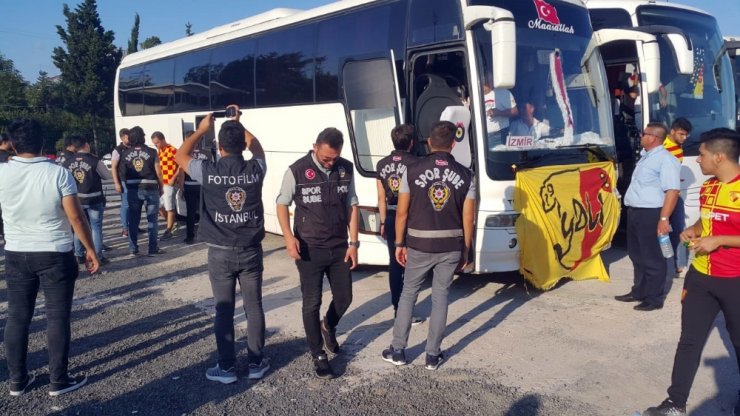 Göztepe Taraftarları Polis Eşliğinde Stada Gönderildi