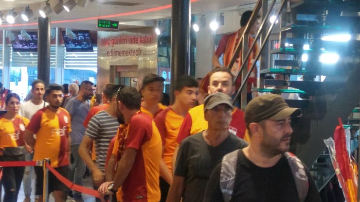 Gs Store’da Emre Akbaba Yoğunluğu