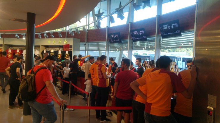 Gs Store’da Emre Akbaba Yoğunluğu
