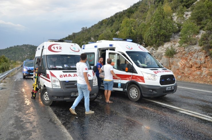 Antalya’da 6 Araç Birbirine Girdi: 11 Yaralı