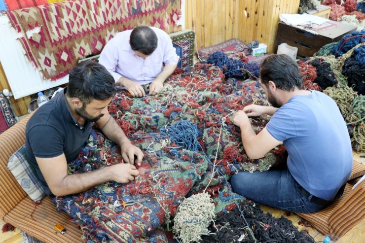 Paha Biçilemez Halıları Restore Ediyorlar