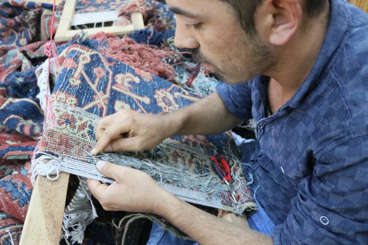 Paha Biçilemez Halıları Restore Ediyorlar