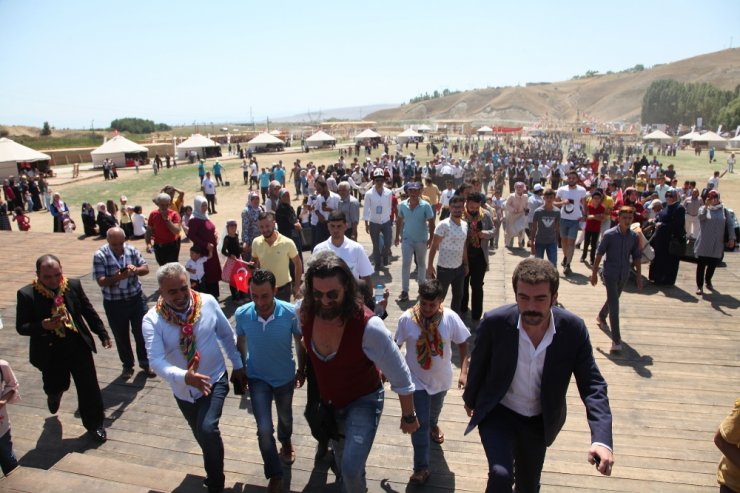 Diriliş Ertuğrul Oyuncularına Yoğun İlgi