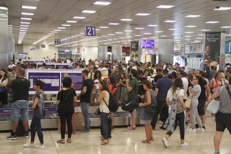 Atatürk Havalimanı’nda Bayram Dönüşü Yoğunluğu