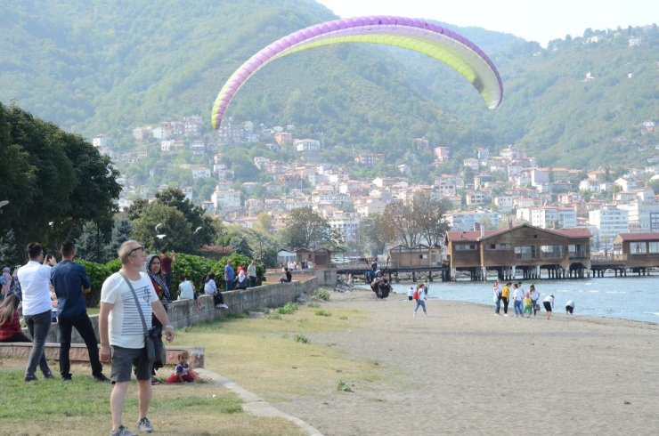 Turistlerin Yamaç Paraşütü Keyfi