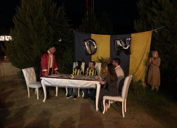 Nikah Masasına Fenerbahçe Formasıyla Oturdular