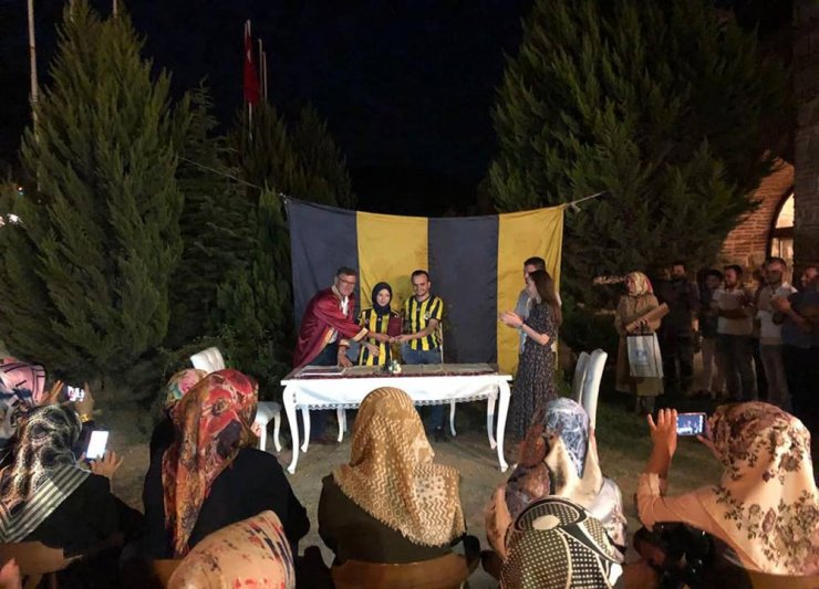 Nikah Masasına Fenerbahçe Formasıyla Oturdular