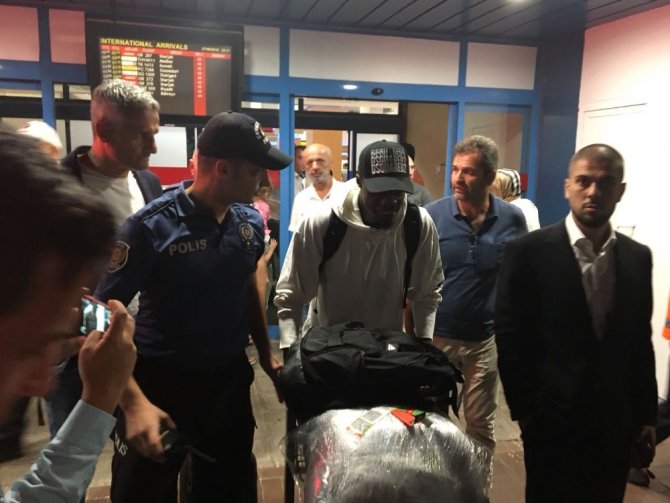 Trabzonspor Caleb Ekuban’ı Trabzon Getirdi